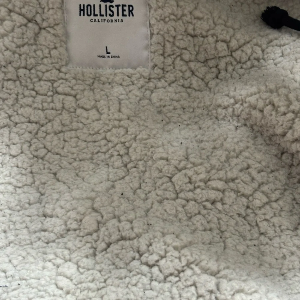 Hollister Women's Black Oversized Sherpa Cropped Hoodie - Picture 3 of 9